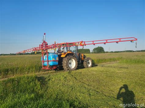 Thematyczne zdjęcie opryskiwacza Gardena w ogrodzie