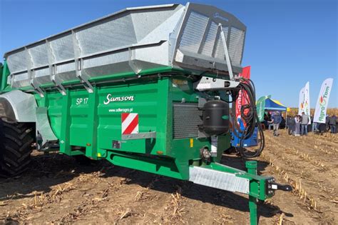 Fotografia rozrzutnika obornika Samson Agro w akcji na polu
