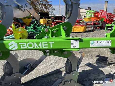 Pług Bomet U068/3 w akcji na polu, pokazujący jakość orki