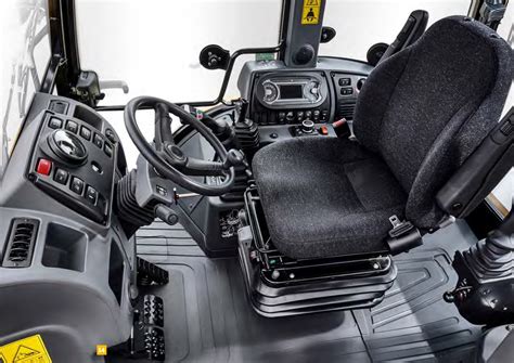 Widok na przestronną i ergonomiczną kabinę operatora Mecalac TLB