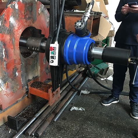 Zdjęcie przedstawiające mobilną wytaczarkę (line boring machine) w akcji