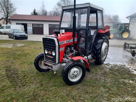 Ciągnik Massey Ferguson 235 pracujący na polu