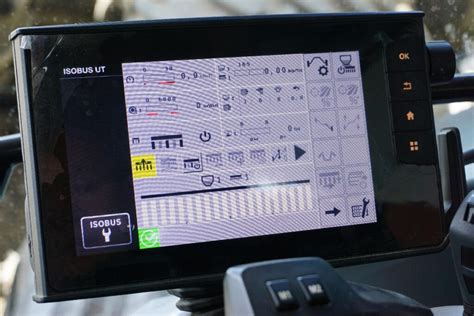 zdjęcie wyświetlacza systemu OEC w kabinie ciągnika