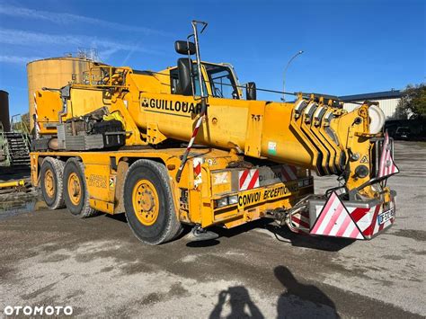 Dźwig TEREX DEMAG CC 2500/1 podczas pracy na budowie