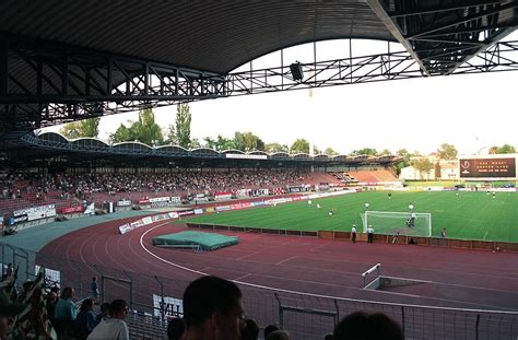 Stadion der Stadt Linz lub grafika z logo obu drużyn