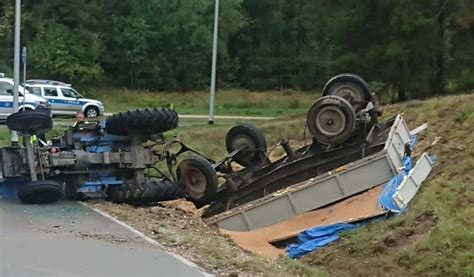 Wypadek ciągnika rolniczego z przyczepą wypełnioną drewnem w Nakolu, gmina Osiek