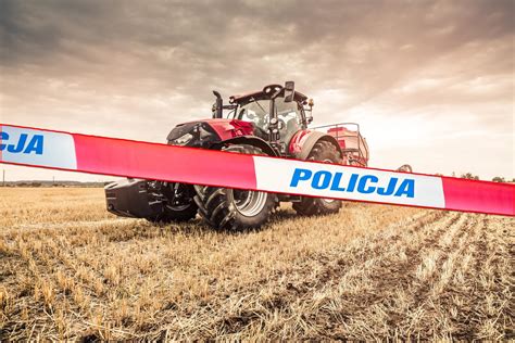 Policjanci na miejscu zdarzenia przy przewróconym ciągniku