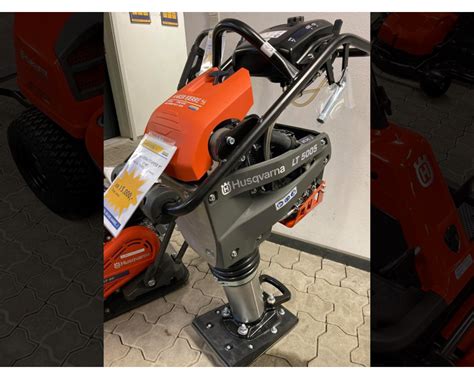 Zagęszczarka stopowa Husqvarna LT 5005 w akcji na placu budowy