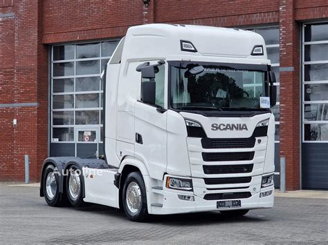 Ciągnik siodłowy Scania 660S Highline z osią wleczoną i łańcuchami śniegowymi