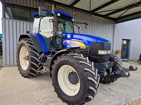 Tematyczne zdjęcie ciągnika New Holland row-crop TM190 podczas pracy w polu
