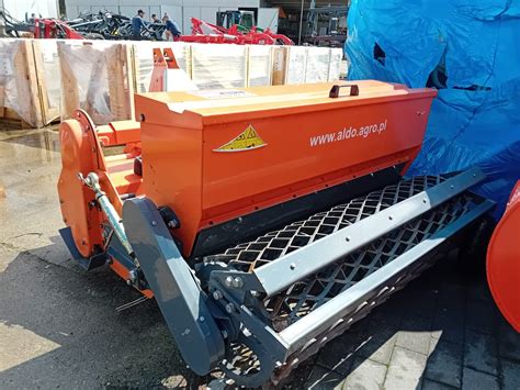 Zdjęcie agregatu SB z siewnikiem GEOGRASS w akcji.