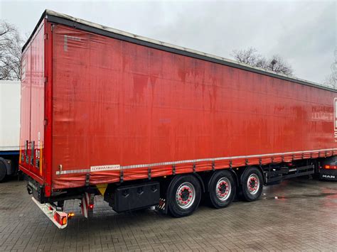 Naczepa coilmulda z widocznym korytem transportowym