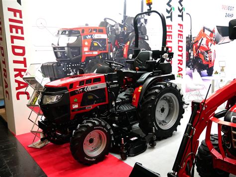Zdjęcie przedstawiające indyjski ciągnik VST Shakti 932 DI w polu