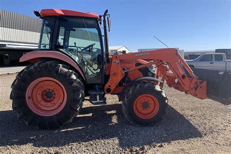 zdjęcie ciągnika Kubota M7040 w polu
