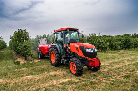 infografika prezentująca system Bi-Speed Turn w ciągniku sadowniczym Kubota M7040N