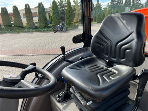 wnętrze kabiny ciągnika Kubota M7040N