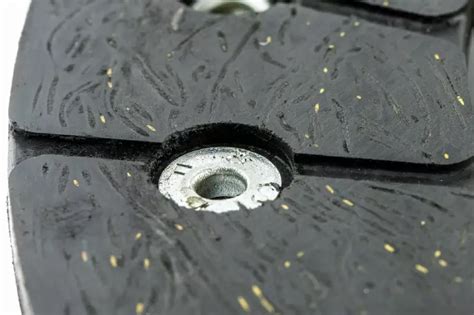 Zniszczone okładziny cierne sprzęgła odśrodkowego