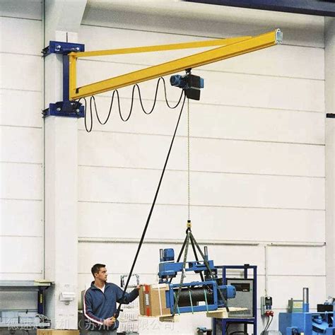 Thematic photo of a wall-mounted jib crane in a workshop