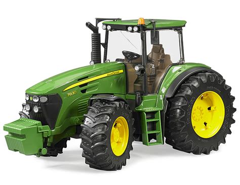 Zdjęcie przedstawiające model Bruder John Deere 7930 z otwartymi drzwiami i maską silnika