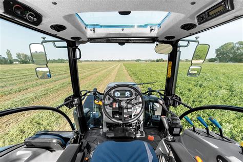 Wizualizacja ciągnika New Holland T5S z widocznymi elementami kabiny