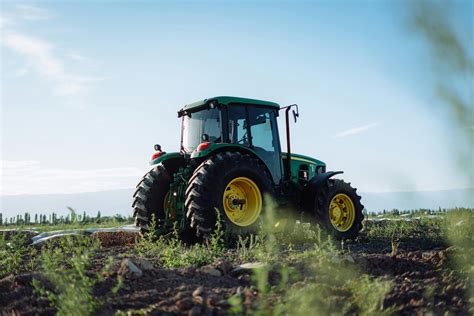 ciągnik John Deere w pracy na polu