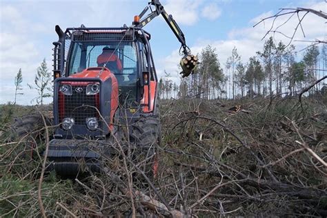 Zwinny ciągnik do prac leśnych na nierównym terenie