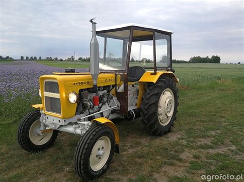 Zdjecie nowoczesnego ciagnika Farmtrac w polu