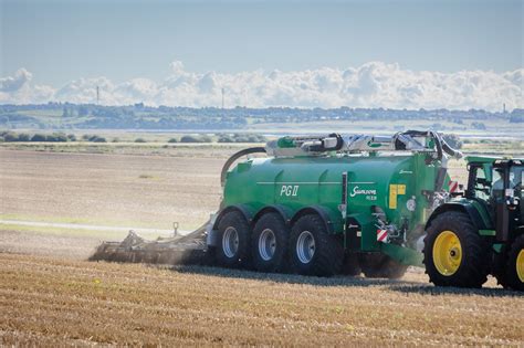 Zunhammer slurry tanker in field