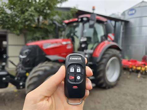 Zbliżenie na detale zabawkowego ciągnika Case IH