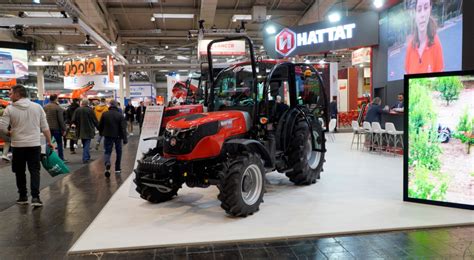 sadowniczy traktor Hattat serii B na stoisku targowym