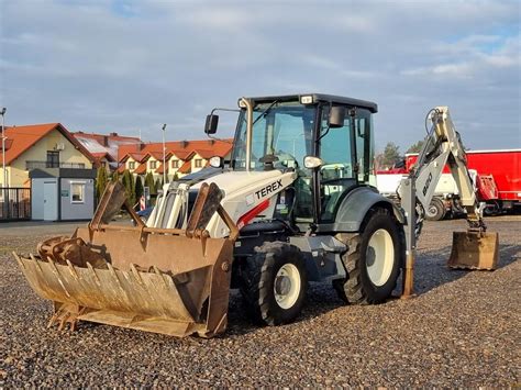 Zdjęcie koparko-ładowarki Terex 820 podczas pracy