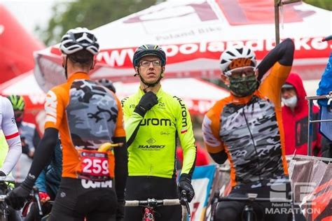 Kolarze amatorzy na tle gór podczas wyścigu Granfondo
