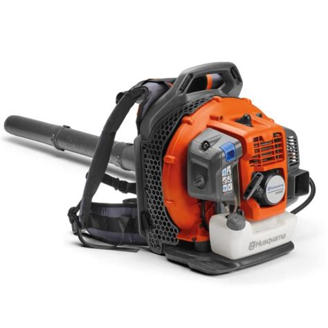 Husqvarna 345BT w akcji - mężczyzna z dmuchawą plecakową usuwający liście