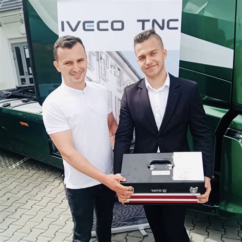 Logo firmy Iveco na tle nowoczesnego ciągnika siodłowego