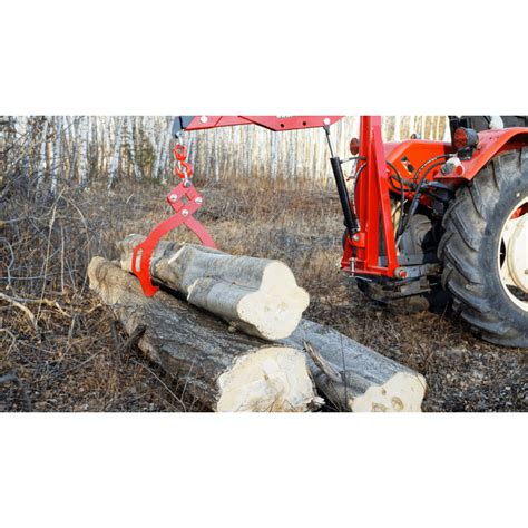 Podnośnik Crane 350 z zamontowanym chwytakiem do drewna, unosi kłody