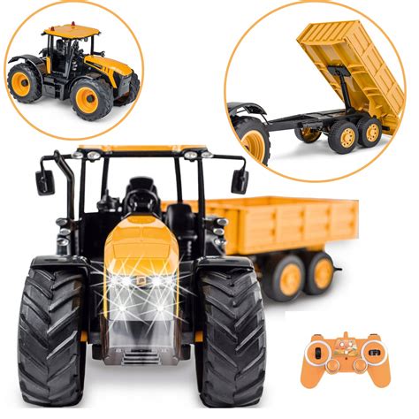 Zdalnie sterowany traktor z przyczepą na zielonym tle