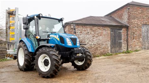zdjęcie ciągnika New Holland T4S z napędem 4x4 pracującego w polu