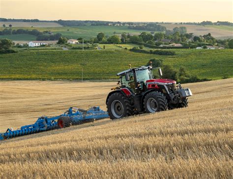 zdjęcie nowoczesnych ciągników Massey Ferguson w różnych rozmiarach