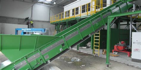 Infografika przedstawiająca budowę taśmy transportowej z łańcuchami i listwami w rozrzutniku obornika