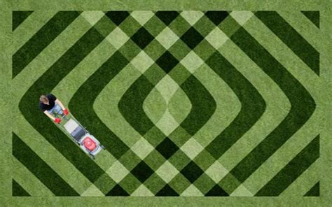 Infographic: Diagram showing the LogiCut intelligent parallel mowing pattern vs. random mowing