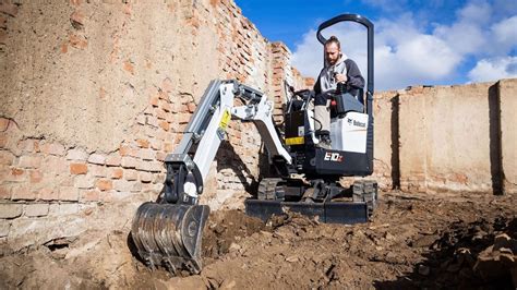 zdjęcie minikoparki Bobcat w trakcie pracy