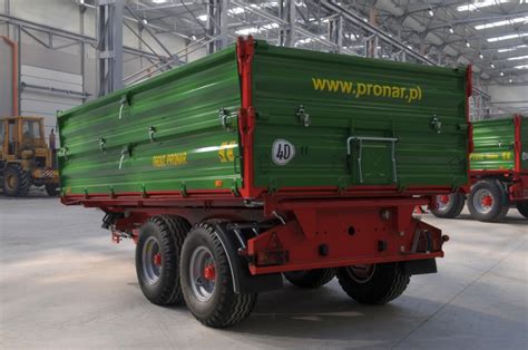 Zdjęcie przyczepy rolniczej Pronar T663 w pracy