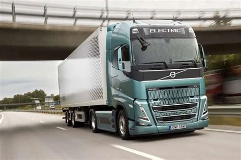 zdjęcie różnych modeli ciężarówek Volvo
