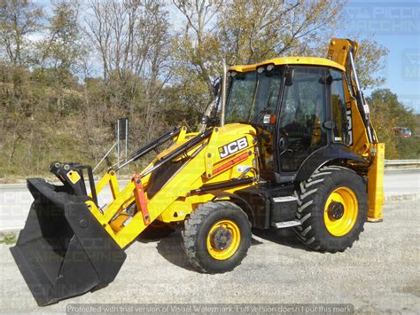 Photo of a vintage or special edition JCB 3CX, highlighting its design and iconic status.