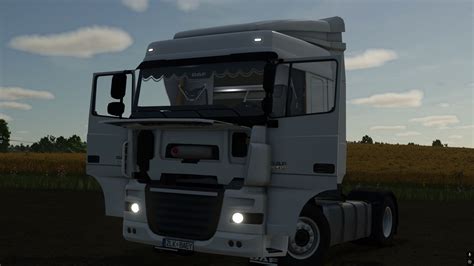 Mechanik wykonujący diagnostykę komputerową systemu AdBlue w DAF XF 105