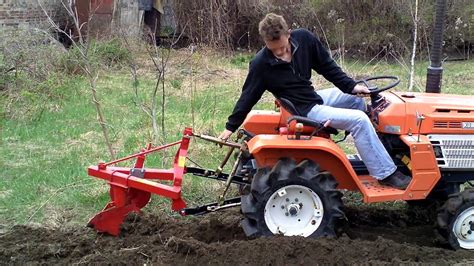 Traktorek ogrodowy z osprzętem roboczym (przyczepka, pług)