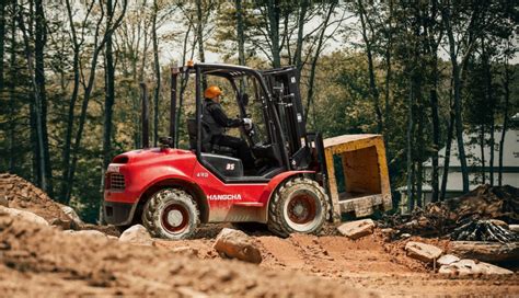 zdjęcie: terenowy wózek widłowy Hangcha 4x4 diesel w trudnym terenie