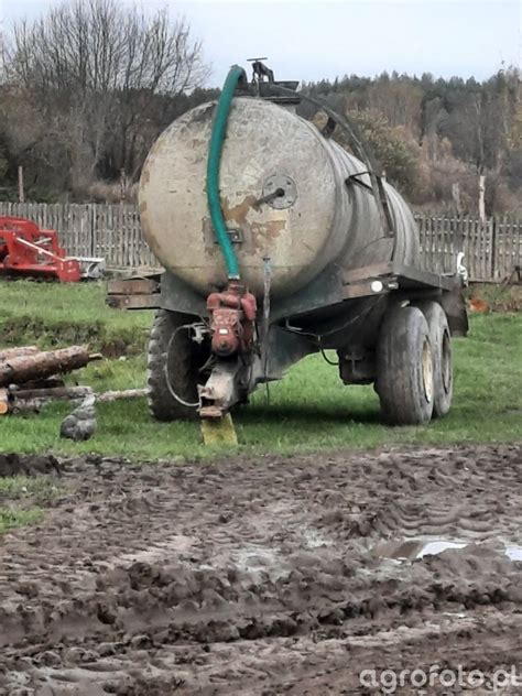 Beczkowóz rolniczy w akcji na polu
