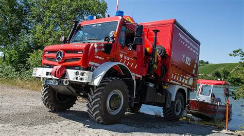 Współczesny Unimog w akcji na polu rolnym