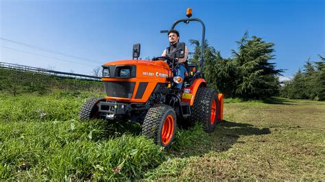Ciągnik Kubota EK1 podczas prac komunalnych